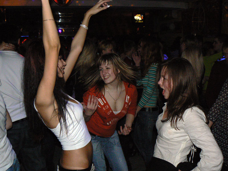 Развратная девки веселятся в клубе